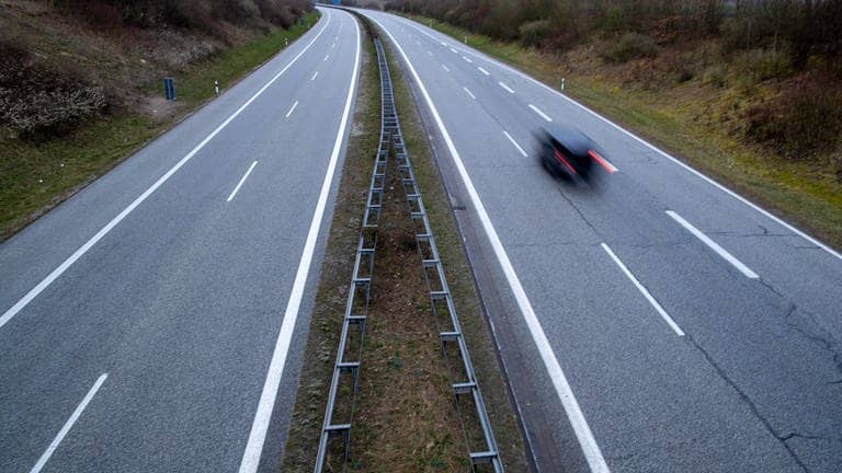 Nur ein Auto auf der Autobahn - Wissing droht mit Auto-Fahrverboten am Wochenende (Foto: dpa Bildfunk, picture alliance/dpa/dpa-Zentralbild | Jens Büttner)