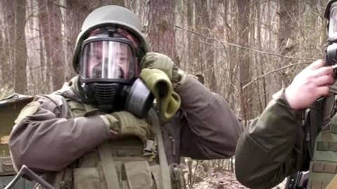 Ukrainische Soldaten bereiten sich bei einer Übung auf einen Angriff mit chemischen Kampfstoffen vor. (Foto: Reuters)
