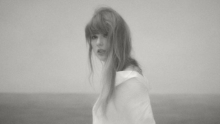 Ein schwaz-weißees Bild von Taylor Swift, die Sängerin hat ihr neues Album THE TORTURED POETS DEPARTMENT veröffentlicht. (Foto: Universal Music)