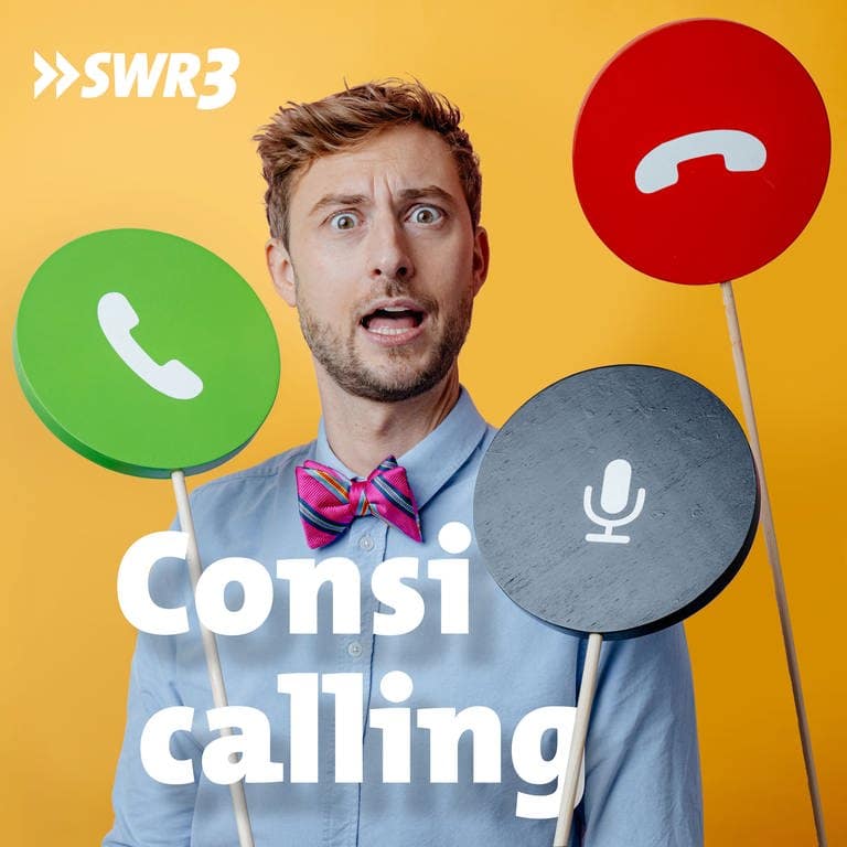 Constantin Zöller vor gelben Hintergrund mit Telefonhörerzeichen Smartphone in grün und rot mit überraschtem Gesichtsausdruck. (Foto: SWR)