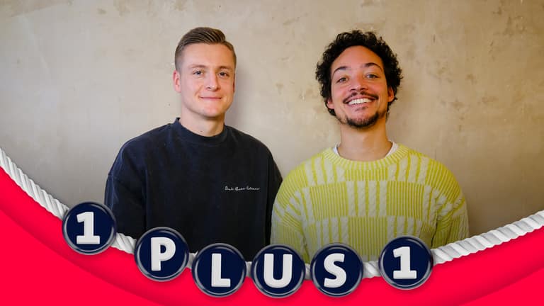 Ex-Fußballspieler und Fußballexperte Felix Kroos und Comedian, Podcaster und Moderator Aurel Mertz im Podcast "1 plus 1"